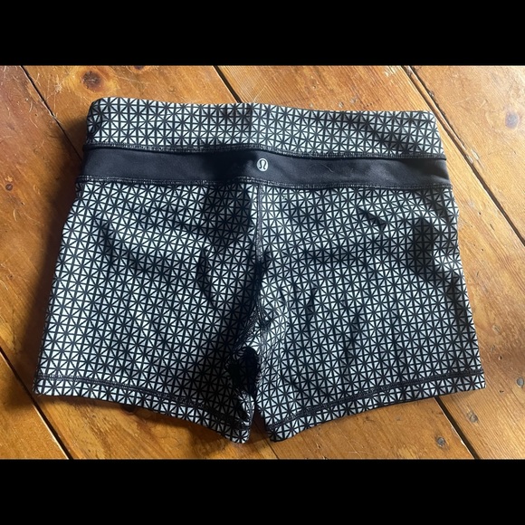 LuLuLemon shorts - Picture 3 of 4